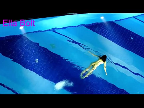 ❤️ म हेर्न रोक्न सक्दिन, जवान गोरा ELLA BOLT रिसोर्ट पूलमा नग्न पौडी खेल्दै समातियो ❤️  सेक्स  ❌❤