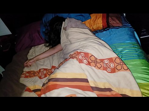 ❤️ सौतेनी आमा सुतेको बेला आफ्नी जवान सौतेनी आमालाई पिट्दै। ❤️  सेक्स  ❌❤